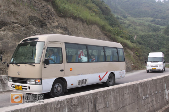 四位快女驱车2个小时抵达希望小学