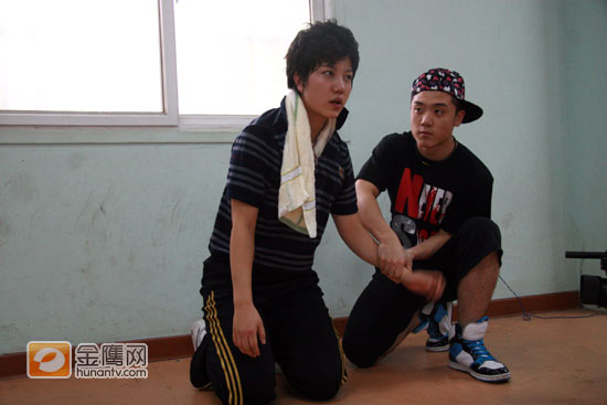 在这个舞蹈里，有个倒立的动作，从未受过舞蹈培训的李霄云为了这个动作吃尽苦头，能不能完成这个动作成为挑战的最关键所在。饶是坚强的李霄云也受不了这么大力度的训练，几度哽咽无法说话。（摄影：程艳 金鹰网独家稿件 转载请注明版权）