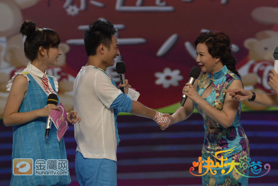 著名笑星蔡明惊艳亮相，原来观众心中活泼搞笑的蔡明也是超级优雅的气质美女!蔡明现场大爆搭挡郭达猛料,其实荧幕上黄金搭档在生活里也是欢喜冤家。蔡明现场和快乐家族打成一片，搞怪无厘头让快乐家族自愧不如!蔡明“歌手”身份大爆光,没想到小品演员蔡明竟有着天籁的嗓音,各种歌曲模仿秀让你叹为观止！（金鹰网独家图片，转载须注明版权。）