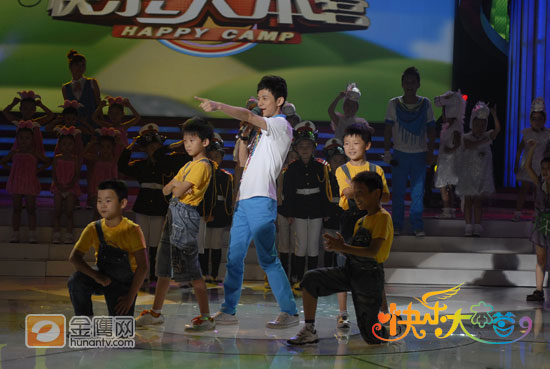 本期《快乐大本营》以“童心”为主题，“快乐家族”在开场舞的表演中充分展现主题。（金鹰网独家图片，转载须注明版权。）