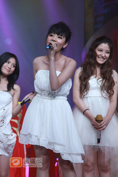 快女第五名刘惜君。9月4日晚，历时3个多月的快乐女声终于了迎来了决战之夜。之前离开了快女舞台的十强女生们都返回舞台，为三强姐妹加油助阵，她们还各自带来了自己在快女舞台上的经典歌曲，精彩的表演既是对三甲的鼓舞也是对参加快女一脸的闪亮的日子独特的回味。（金鹰网独家稿件 转载请注明出处 摄影：李湘）
