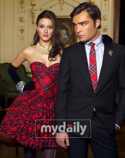 美国人气电视剧《绯闻女孩》主演Ed Westwick和Leighton Meester近日携手为韩国某服装品牌拍摄了最新广告照。因为在他们之前很少有美剧明星担任韩国服装品牌的代言人，因此这次Ed Westwick和Leighton Meester拍摄的服装广告在韩国成为了很大的话题。据悉该服装广告在纽约的某个住宅进行，拍摄出来的广告彷佛是《绯闻女孩》中的一幕。