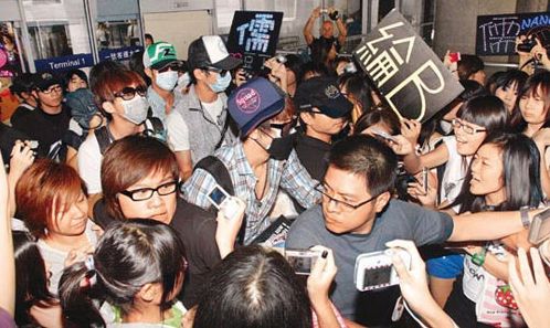 飞轮海一同戴口罩及太阳眼镜袭港，以打扮粉碎解散传闻 