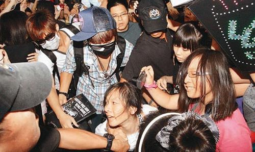 大东及炎亚纶英雄救美，勇救跌倒的女Fans