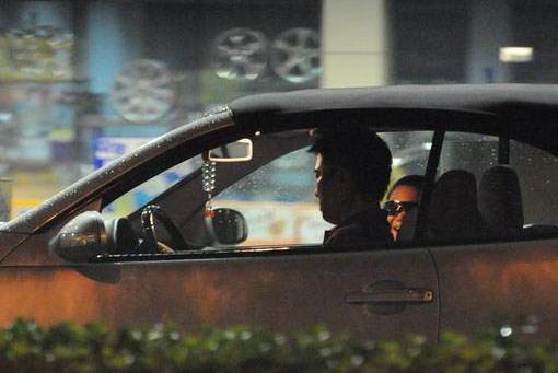 满文军儿子带墨镜耍酷