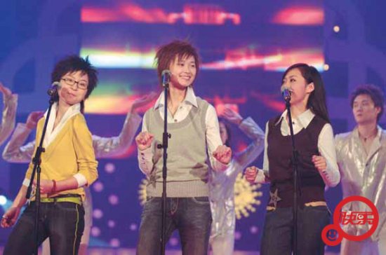 05超女舞台上的李宇春 张靓颖 周笔畅