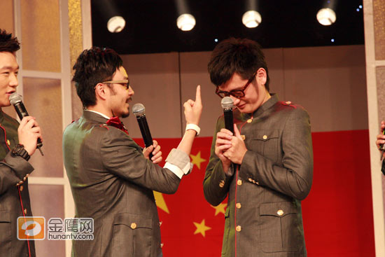 9月23日，《天天向上》录制节目当天，恰逢主持人钱枫生日。大哥汪涵以手指为蜡烛，让钱枫许愿，而钱枫也借此机会感谢所有喜欢他、支持他的朋友，鞠躬90度感谢观众。（摄影：程艳 金鹰网独家图片 转载请注明版权）