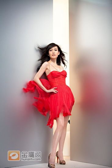 金鹰娱乐讯 周慧敏近日为其第二年代言的某品牌身体年轻再造中心拍摄第五辑广告，为配合品牌革命性全新“脂肪转盈科技”，广告中Vivian一改清纯典雅形象，破格以一身薄纱红色短裙示人，展现青春身段，以及紧致幼滑的美腿，让观众看到前卫及带点野性美的另一个Vivian。而为求拍摄完美，工作人员更不惜即场将3万元的J.Mendel红裙剪短，务求令拍摄效果更飘逸迷人。Vivian更透露这次放弃做防走光措施，令视觉效果尽善尽美。