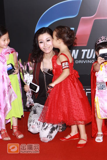 女童亲吻李嘉欣