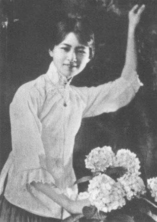 林徽因【美与智慧的绝唱】：民国时代的才女，著名建筑师、诗人，中华人民共和国国徽设计者之一。她的美貌和聪慧吸引了无数裙下之臣，包括诗人徐志摩、哲学家金岳，后来与梁启超之子、建筑师梁思成结婚。