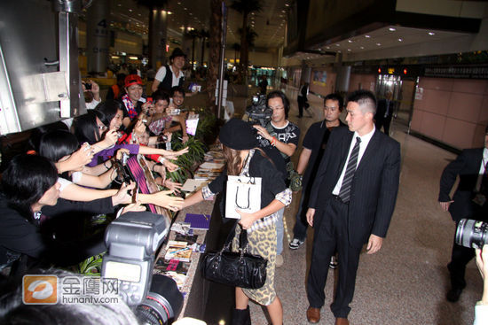 日本乐坛有“性感歌姬”称号的幸田来未，周末即将在台大体育馆举办演唱会，由于是个人首场海外演唱会，因此幸田来未相当重视，临时决定提前一天搭机抵台，希望能把自己的状况调到最好。幸田来未在机场受到歌迷热烈欢迎，称感动得差点落泪。