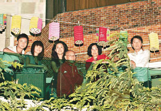 张晋（左起）、蔡少芬、宣萱、罗家英、汪明荃与李克勤相约BBQ过中秋 