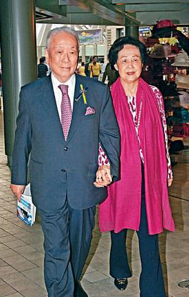 李嘉欣公公婆婆拖手秀恩爱 