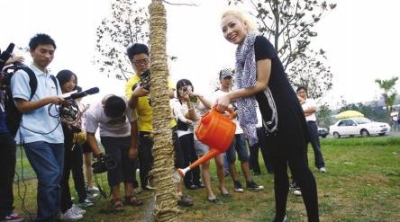张靓颖彩排时抽空植树