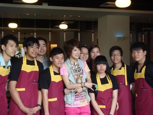 刘力扬与店员亲切合影
