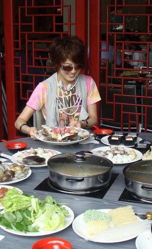 刘力扬摆放美食