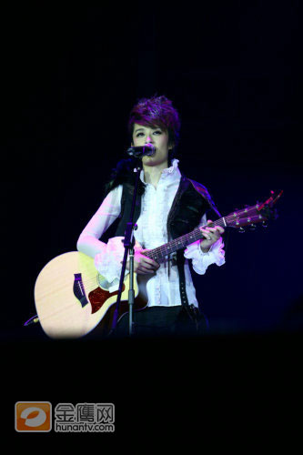 金鹰娱乐讯 10月7日晚，快乐女声2009全国巡回演唱会在上海大舞台上演了首场演出。而话题中心的人物无疑是“绵羊音”的曾轶可。面对《狮子座》的种种质疑，当晚的演唱会，首度正面回应抄袭说。曾轶可还用自己标志性的“绵羊音”演绎了耳熟能详的经典名作——英国著名乐队电台司令(Radiohead)的早期代表作《Creep》，这首难度颇高的英文歌，成为此次演唱会最大的看点之一。