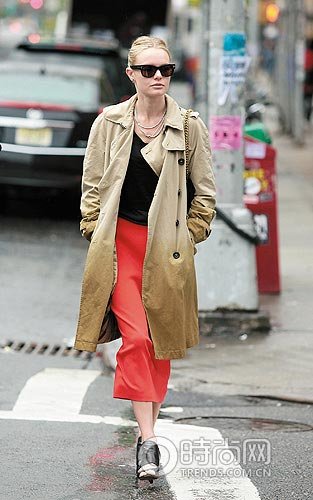 Kate Bosworth：作为“超人”的女友，自然在着装上也绝不能输给任何人，虽然身上的这件Burberry渐变色风衣不是最新款，但被她搭配得格外显眼，也格外有型。