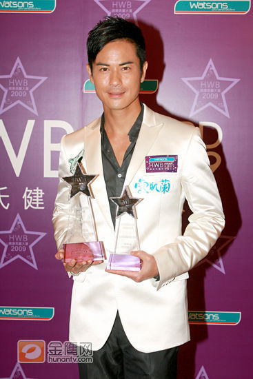 金鹰娱乐讯 张敬轩等人以表演嘉宾的身份出席了某品牌健康美丽大赏活动，即场出席的还有汪明荃、曾志伟等艺人。虽然是第一次因为获奖而出席健康美丽大赏活动，但是曾志伟看起来像是驾轻就熟。针对日前周秀娜赴香港的大学中为学生们做演讲的消息，前辈曾志伟给出了自己的观点。参加活动的多是女宾，一袭黑色西服帅气的轩仔则养眼很多，轩仔也跟大家透露了个人下个月演唱会的具体安排。