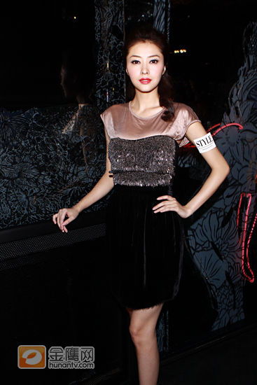 2009年10月09日 香港，今午三时，熊黛林（Lynn ）、陈碧舸、戴小奕、Anelababy、陈逸璇等，出席中环举行的《Style 2周年庆祝活动》，去年LYNN生日，却携小狗到访男友家中33小时，十月十日便是LYNN生日，问她今年如何度过时，她大卖关说：“你们过了便知道！”