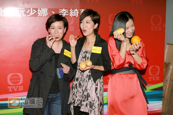 Natalie Tong(唐诗咏)、Kiki Sheung(商天娥)、Christine Ng(伍咏薇)出席《翻叮一族》开镜拜神仪式