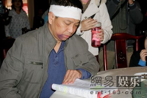 周小斌现场不忘再看看台词。