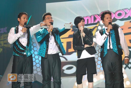 金鹰娱乐讯 (记者：刘萤 胡志敏 王晓娴)湖南卫视王牌音乐节目《节节高声》本期请到台湾新晋小天王萧敬腾，携自己的新专辑《王妃》来到节目。在节目中萧敬腾与主持群“飞虎队”——马可、彭宇、阿亮大玩搞笑无厘头，并且带来新专辑中的好听歌曲，让现场的“萧帮”们过足了瘾。(摄影：刘萤 胡志敏 王晓娴)