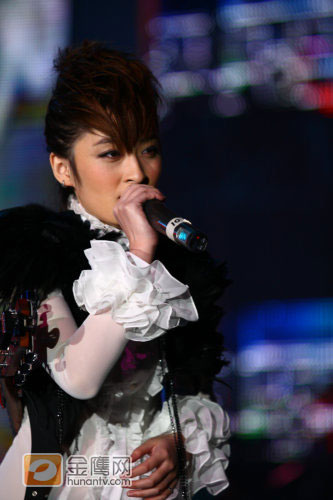 金鹰娱乐讯 2009年快乐女声中，曾轶可因独特“绵羊音”成为了时下娱乐圈最具话题性的人物之一。因在长春读书而有特殊感情的曾轶可依旧是当晚备受关注的焦点。《最天使》和《多余的流星》两首原创歌曲演唱完毕，曾轶可略带孩子气的诚挚表演博得了全场观众的热烈欢呼。正当曾轶可准备离场时，现场不少热情的歌迷大声喊出了《狮子座》，并开始有人哼唱，由于这是曾轶可成名后首次回长春开演唱会，为了不给长春观众留下遗憾，心怀感激与感动的曾轶可在主持人吉杰以及观众的热情高呼和鼓励下，表演了今年夏天最火热的歌曲《狮子座》。再次博得长春歌迷和观众的热情掌声，尖叫声和呐喊声也此起彼伏，也力证曾轶可高涨的人气。