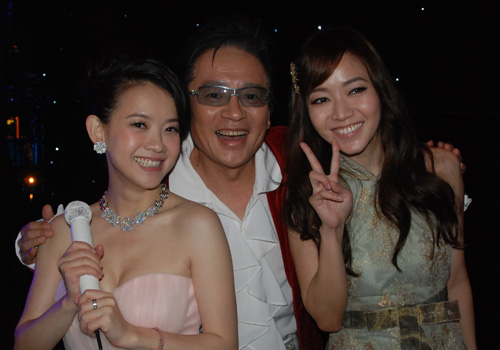 金鹰娱乐讯 2009中央电视台“宜春月中华情”中秋晚会在中秋之夜盛大亮相。而在晚会后台，众多明星们也是玩的不亦乐乎。
