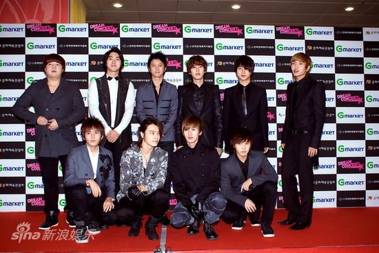 10月10日，韩国“我爱韩国！2009Dream Concert”演唱会在首尔上岩世界杯竞技场举行。组合Super Junior及少女时代等一众当红组合亮相，SJ成员金希澈与演员宋智孝及MC梦任主持。图为Super Junior。