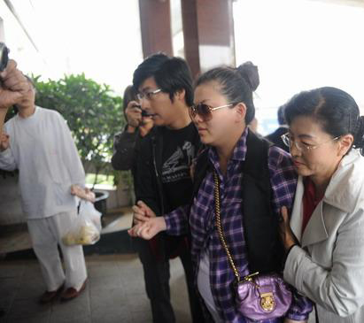 李湘在家人的搀扶下走入医院
