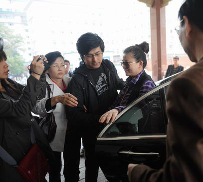 王岳伦贴心为李湘开车门