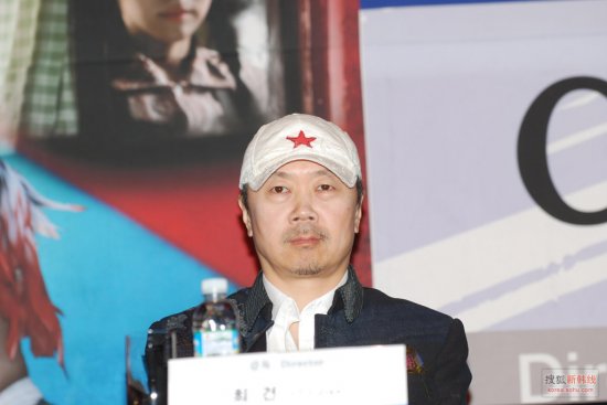 11日是《成都，我爱你》宣传最密集的一天，继观众见面会之后，又举行了记者会。作为导演中的新人，崔健今日特意赶来釜山亮相，与导演陈果、主演安雅、谭维维及制片人陈明伟一同亮相。