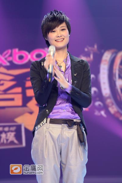 金鹰娱乐讯 李宇春近日携最新同名电子专辑《李宇春》登陆湖南卫视王牌音乐节目《节节高声》。李宇春在节目中与歌迷亲密接触。大显亲切近人的性情，还不时地露出可爱的表情。(摄影：刘萤 王晓娴 金鹰网独家稿件 转载请注明出处)