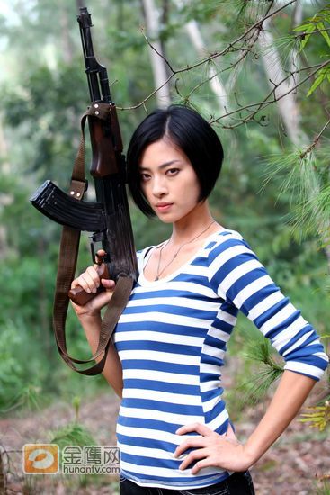2009年10月12日，曾主演《末路雷霆》等动作大片走红的越南女星吴青芸，在广西南宁参加电影《海鹰战警》的拍摄。有越南章子怡之称的吴青芸是越南著名的舞蹈家、歌星、模特和演员。她出生在越南，10岁时和家人一起搬去挪威，直到1999年才又回到越南。2002年，出演了史诗电影《末代皇后2》(中文名：《南芳皇后》)。2006年她主演的《末路雷霆》(原名《拳戒》)，成为第44届金马奖的参展影片，并大获好评。