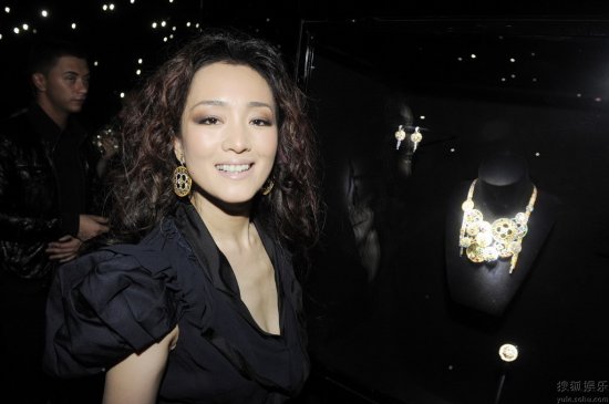 近期鲜有公开露面的巩俐，日前现身在巴黎举行的Louis Vuitton（LV）首个高级珠宝系列 L`Ame du Voyage的珠宝派对。作为全场唯一佩戴此系列珠宝的贵宾，巩俐艳压群芳瞬间成为全场焦点。当晚，悉心打扮的她以一袭LV秋冬最新款黑色深v礼服惊艳亮相，腰部褶皱设计尽显迷人曲线。在千万钻石珠宝的衬托下，巩俐典雅中透露性感魅力，顿时受到世界各地媒体的热烈追捧。