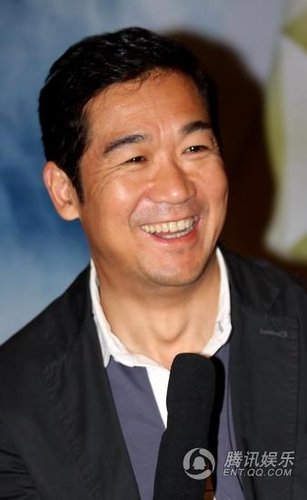 金牌编剧王海鸰的最新力作，宋丹丹、张国立领衔主演的29集情感大戏《相伴》12日在京举行首播发布会，张国立和宋丹丹首次触电演绎夫妻，谈及合作，二人表示很“来电”。《相伴》集战争、爱情、亲情于一体，以往在荧屏上多以笑星身份出现的宋丹丹此次的角色内心戏丰富，更是有痛失爱子等大量的哭戏，而与张国立扮演的夫妻也要演绎50多年的人生经历。发布会现场，宋丹丹三揭张国立老底，戏里恩爱戏外掐。