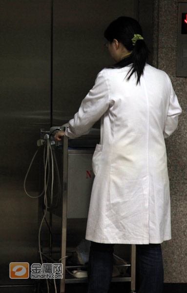 医生不时推着仪器为产妇检查