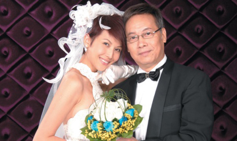 岳华蔡少芬婚纱秀恩爱