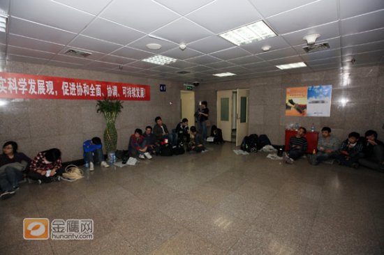 媒体一直在休息区等候