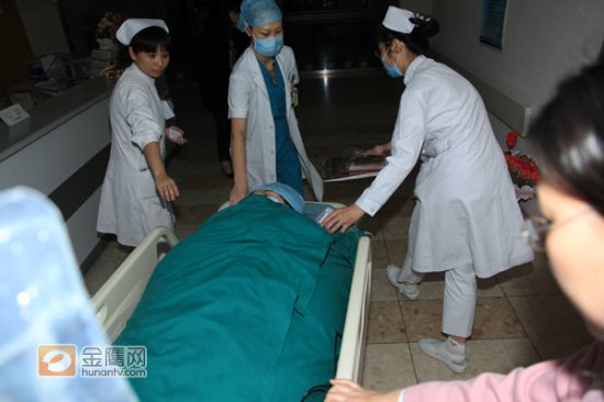 李湘躺在产车上被送回病房休息
