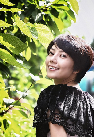 由高圆圆和郑宇成主演的电影《好雨时节》目前已在韩国上映，近日，高圆圆携手郑宇成为韩国某杂志拍摄一组最新写真。高圆圆身处田园，大露阳光笑容，展现亲切迷人的魅力。郑宇成演绎酒红色外套，浑身散发成熟气息。