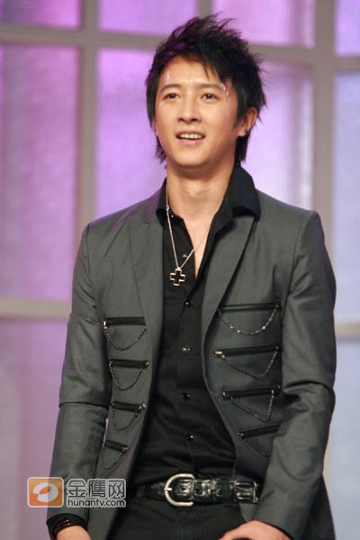 金鹰娱乐讯 来自韩国的人气团体Super Junior-M应邀来到湖南卫视王牌节目《天天向上》做客，阳光帅气的七人以超高的人气席卷了现场。队长韩庚更是掀起了全场的高潮，在众多歌迷们欢呼中，韩庚在现场也是大显自己的可爱本色。(摄影：王小娴 刘萤 金鹰网独家稿件 转载请注明出处)