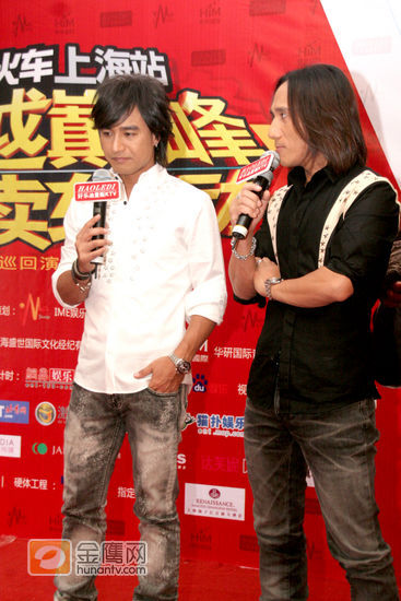 曾经以《还珠格格》主题曲《当》红遍大江南北的动力火车，将于11月21日在上海长宁体操中心举行演唱会。出道12年，发行10张专辑，在不景气的唱片业，动力火车前行的脚步从没有停下，今年在推出全新专辑《继续转动》后，他们的个唱巡演于年底启动。