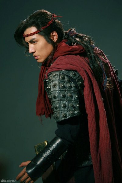 新版《水浒》近日曝光严宽饰演的浪子燕青定妆照，在大师级造型师陈敏正的妙手打造之下，眼前的浪子燕青既有原著的俊秀飘逸，又平添了几分英气，很MAN很酷。