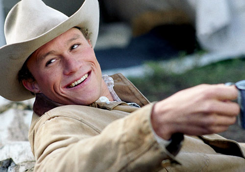 希斯·莱杰Heath Ledger（1979.4.4——2008.1.22）：因在《断背山》里出色的演技而提名奥斯卡影帝的希斯莱杰于美国时间2008年1月22日被管家发现死于纽约的公寓内，警方称其可能因吸毒过量死亡，年仅28岁，身后留有两岁的女儿Matilda。希斯莱杰生前完成的最后一部作品就是票房口碑正如日中天的《蝙蝠侠前传2：黑暗骑士》，他在片中扮演小丑一角。