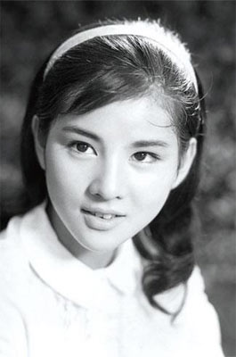 吉永小百合——1945 年生于东京都，是和日活演员滨田光夫合演了象征日本“青春”的影片的明星，1985 年以《阿繁》及《天国车站》荣获日本学院最佳女主角奖，现在仍然活跃于影坛。