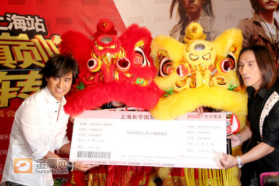 金鹰娱乐讯 曾经以《还珠格格》主题曲《当》红遍大江南北的动力火车，将于11月21日在上海长宁体操中心举行演唱会。出道12年，发行10张专辑，在不景气的唱片业，动力火车前行的脚步从没有停下，今年在推出全新专辑《继续转动》后，他们的个唱巡演于年底启动。