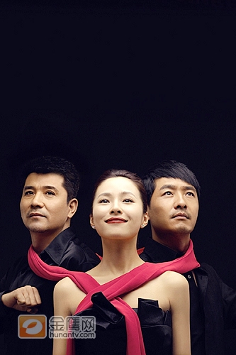 谍战片《秋喜》上映在即，郭晓冬、孙淳、江一燕三大主创集结一起，拍摄了一组时尚宣传大片，为《秋喜》的全国公映拉开序幕。江一燕身着美丽华服，透着若隐若现的玉肌，一展女性华美。两大男星郭晓冬、孙淳黑色素衫，帅气出镜。