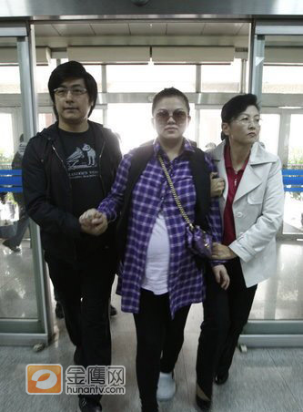 李湘在王岳伦和家人的陪同下入院